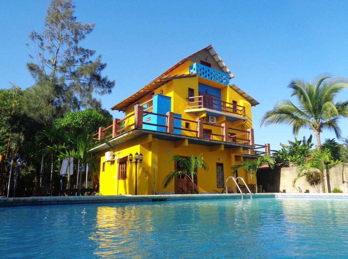 Livingston Resort Hotel Luaran gambar